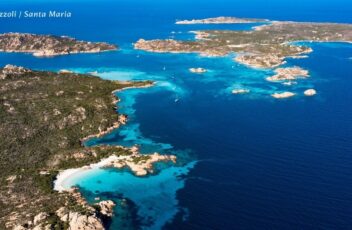 laguna między trzema wyspami Razzoli, Budelli i Santa Maria widok w góry