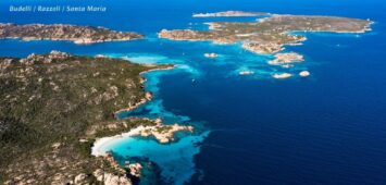 laguna między trzema wyspami Razzoli, Budelli i Santa Maria widok w góry