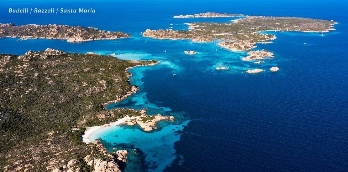 laguna między trzema wyspami Razzoli, Budelli i Santa Maria widok w góry