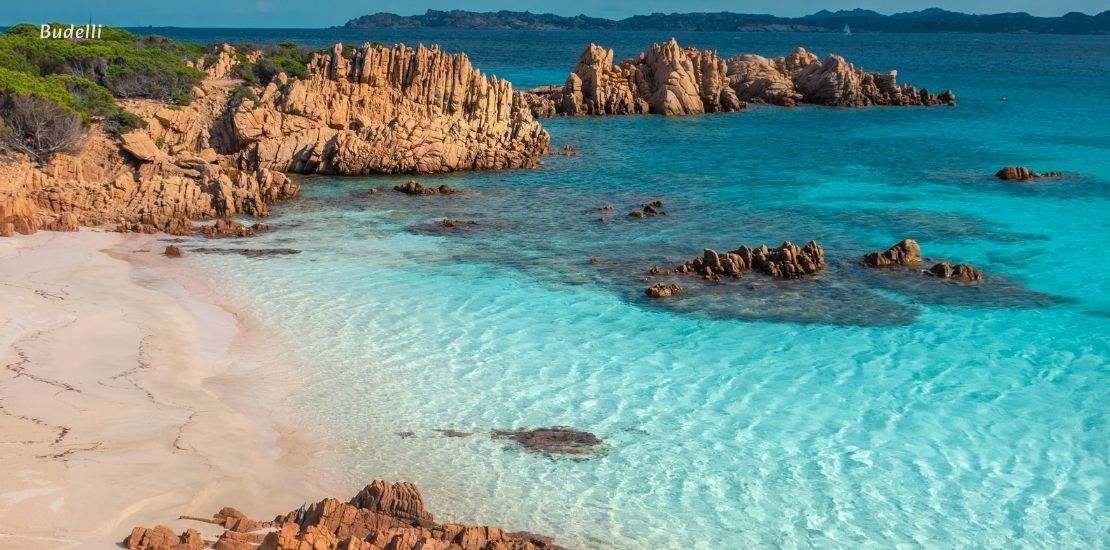 Spagia Rosa na wyspie Budelli Park Narodowy La Maddalena