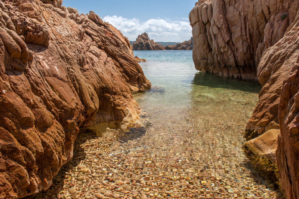 przezroczysta woda na wyspie Razzoli