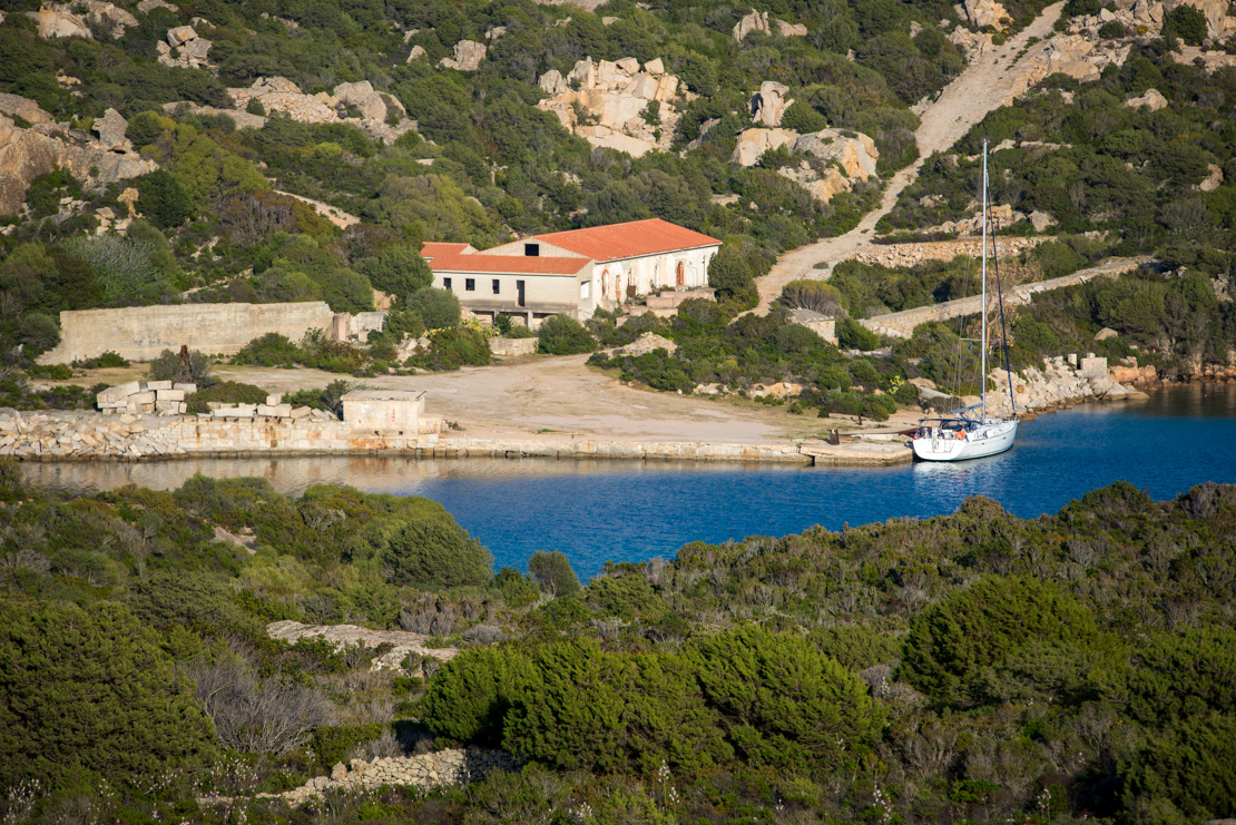 kotwicowisko w zatoce Santa Marina na wyspie Santo Stefano