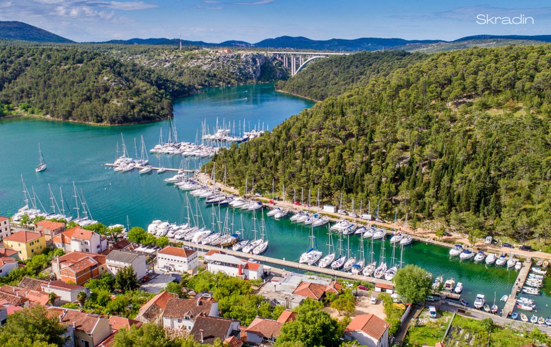 widok z góry na marinę ACI w Skradinie