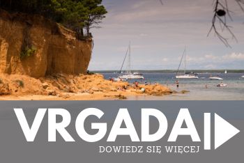 piaszczysty brzeg wyspa Wrgada jachty na kotwicy