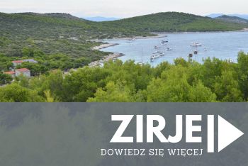 widok z murów na zatokę na wyspie Zirje